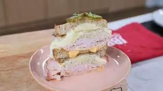 Reuben sandwich z plasterkami szynki, kapusty kiszonej, serem Gruyere i ostrym majonezem 