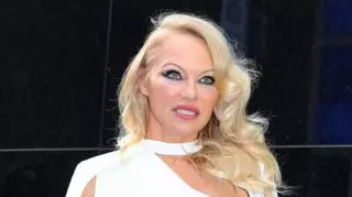 Pamela Anderson bez makijażu na imprezie przed galą MET. 