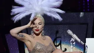 Szokujące stylizacje Lady Gagi. Dlaczego wokalistka pokochała teatralne kreacje?