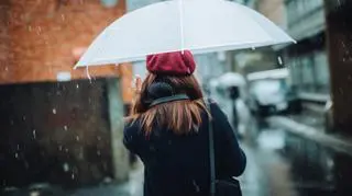 Kobieta z parasolką w deszczu