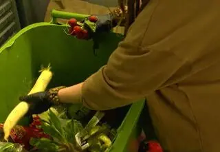 Ratują jedzenia ze śmietnika. 