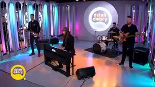 Adam Stachowiak w piosence „Przyjmę strzał”
