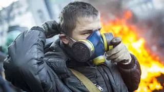 mężczyzna w masce gazowej, Kijów Ukraina