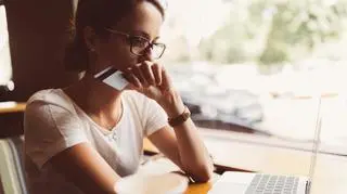 Internetowi oszuści nad wyraz aktywni w okresie komunijnym. Prawnik zdradza, jak się chronić