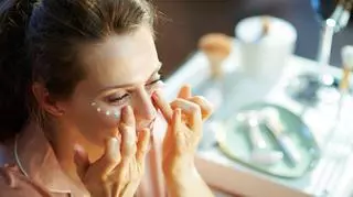 Jak odmłodzić spojrzenie? Skuteczne sposoby pielęgnacji skóry wokół oczu dla kobiet w każdym wieku