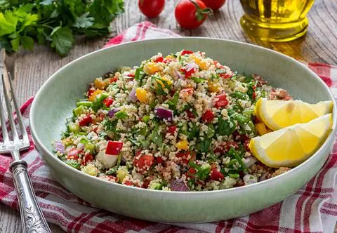 Tabbouleh czy tabuli? Przepis na pyszną libańską sałatkę
