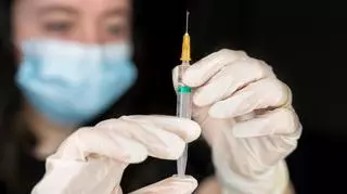 Naukowiec trzymający szczepionkę na SARS-CoV-2