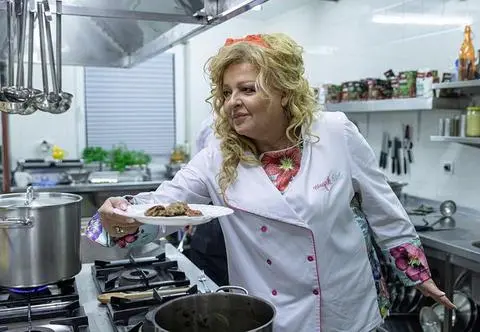 Magda Gessler obrzydzona bałaganem w kuchni. "Dlaczego tu jest taki syf?"