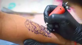 osoba, która robi tatuaż 