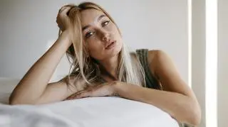 Fryzura inspirowana Kurtem Cobainem. Grunge'owy blond podbija social media