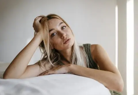 Fryzura inspirowana Kurtem Cobainem. Grunge'owy blond podbija social media