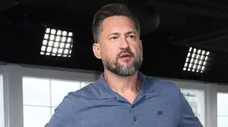Marcin Prokop umorusany piaskiem z plaży pozuje przed fanami. "Mogę robić za mydło"