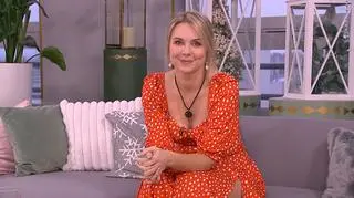 Podróżuje i pomaga dzieciom z różnych stron świata 