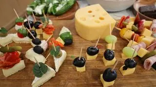 Koreczki z oliwkami i serem