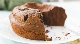 Ciasto czekoladowe z majonezem, owocami i orzechami - genialny przepis nie tylko na Wielkanoc 