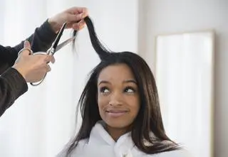 Butterfly haircut, czyli oryginalna fryzura dla miłośniczek długich włosów. Komu będzie pasować?