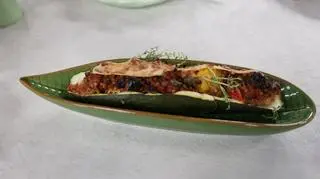 Cukinie faszerowane kaszą gryczaną, migdałami i pomidorkami cherry