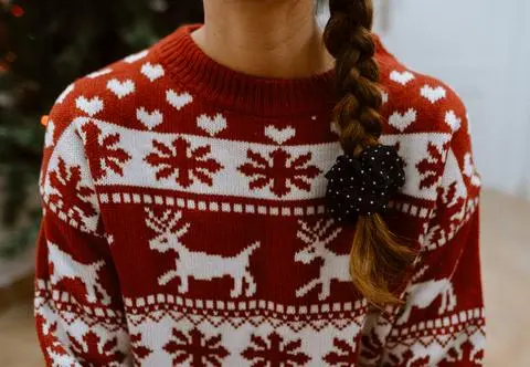 Świąteczne "brzydkie" swetry. Skąd wzięła się ta moda?