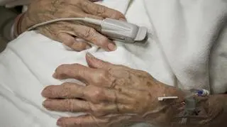 Który zmysł umierający tracą jako ostatni? Zaskakujące odkrycie naukowców 