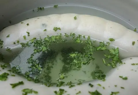 Jaką kiełbasę dodawać do żurku? Lepsza będzie surowa czy parzona?