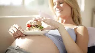 Kobieta w ciąży z jedzeniem