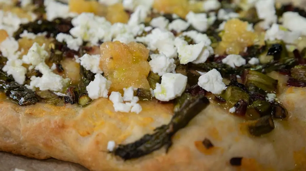 domowa pizza z sezonowymi warzywami 
