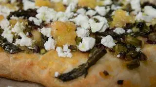 domowa pizza z sezonowymi warzywami 