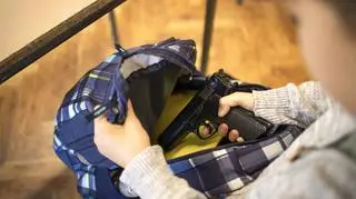 O włos od tragedii w przedszkolu. W plecaku trzylatka znaleziono pistolet
