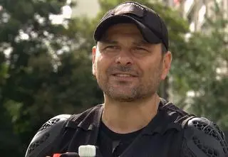 Przemierza warszawskie ulice na motoambulansie. "Radość, że komuś uratowałem życie, wdzięczność tych ludzi, są dla mnie największą nagrodą"