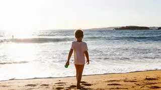 dziecko na plaży, wakacje