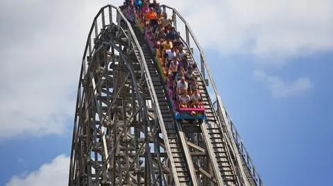 Rollercoaster – atrakcja dla odważnych. Gdzie znajduje się największy na świecie?