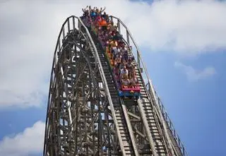 Rollercoaster – atrakcja dla odważnych. Gdzie znajduje się największy na świecie?