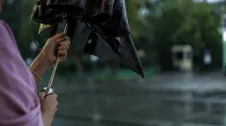 Kobieta rozkładająca parasolkę