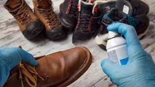 Farbują ci buty? Rozwiązaniem może okazać się produkt do włosów. Z pewnością masz go w domu
