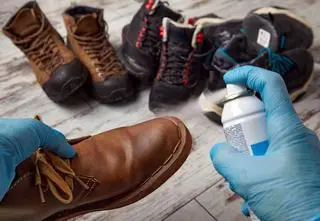 Farbują ci buty? Rozwiązaniem może okazać się produkt do włosów. Z pewnością masz go w domu
