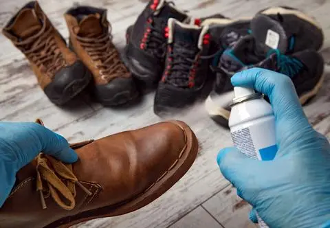 Farbują ci buty? Rozwiązaniem może okazać się produkt do włosów. Z pewnością masz go w domu
