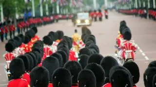 Wzruszający widok tuż przed paradą na cześć Króla Karola. Jeden z żołnierzy wyciągnął pierścionek