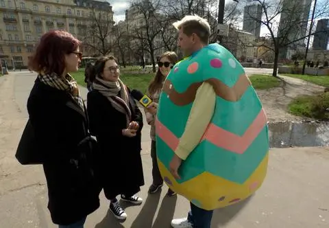 Filip Chajzer i Krzysztof Skórzyński przebrali się za pisanki
