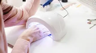 Zrobiła żelowy manicure i poczuła ogromny ból. "Musiałam chować dłonie"