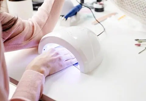 Zrobiła żelowy manicure i poczuła ogromny ból. "Musiałam chować dłonie"