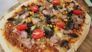 Domowa pizza z mięsem mielonym i sosem pomidorowym