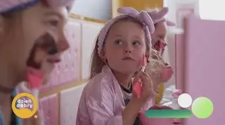 Co dziewczynki robią w salonie urody i SPA? napisy