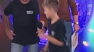 Shuffle dance tańczą razem młodsi i starsi  