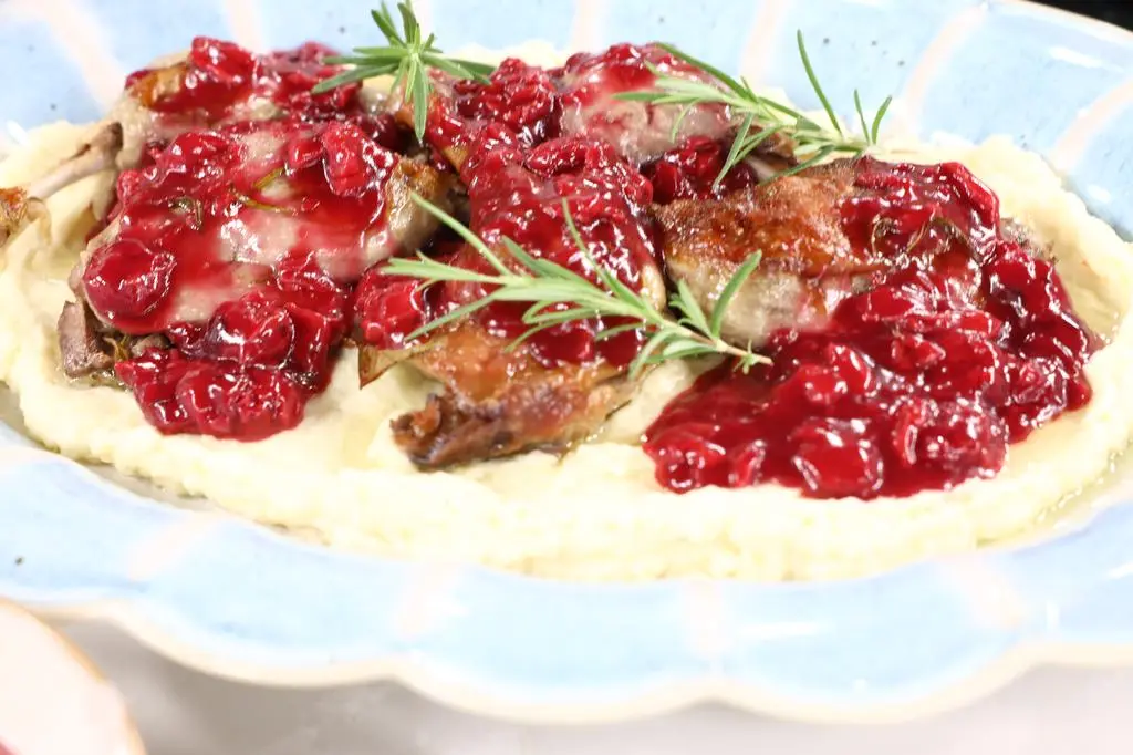 Konfitowane kacze uda z sosem wiśniowym i puree z selera