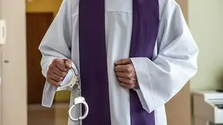 Ksiądz z kajdankami w ręce