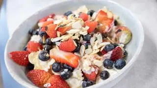 Kokardki z owocami, śmietanką i cynamonem 