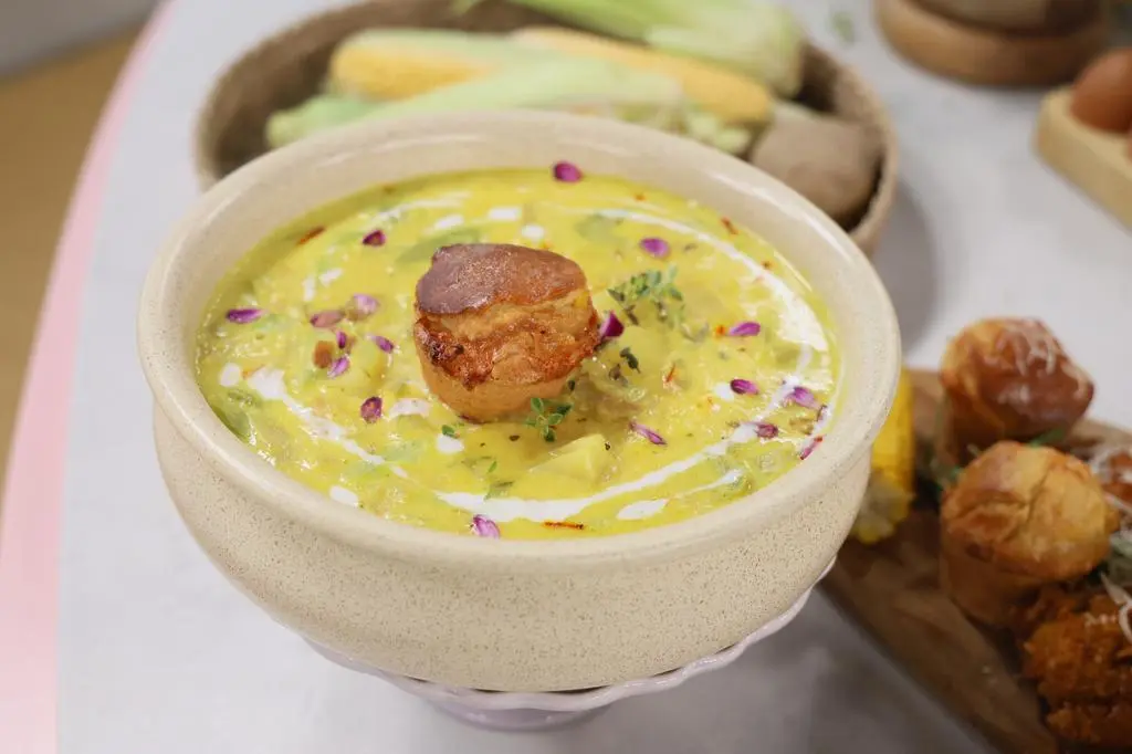 Kremowy chowder z kukurydzy z boczkiem i mlekiem kokosowym