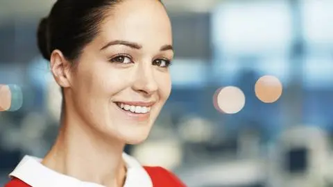 Sukienka koktajlowa z kołnierzykiem - jak ją wybrać? 