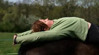 Łączy jogę z jadą konną. "Nie chcę być tylko trenerem, chcę być ich przyjacielem"