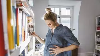 Jesteś w ciąży? Lepiej unikaj tych 6 prac domowych. Mogą zaszkodzić zdrowiu dziecka